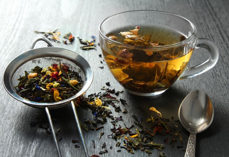 Une tasse de tisane purifiante, favorisant l'équilibre et la détoxification du corps en lien avec l'élément métal en médecine traditionnelle chinoise.