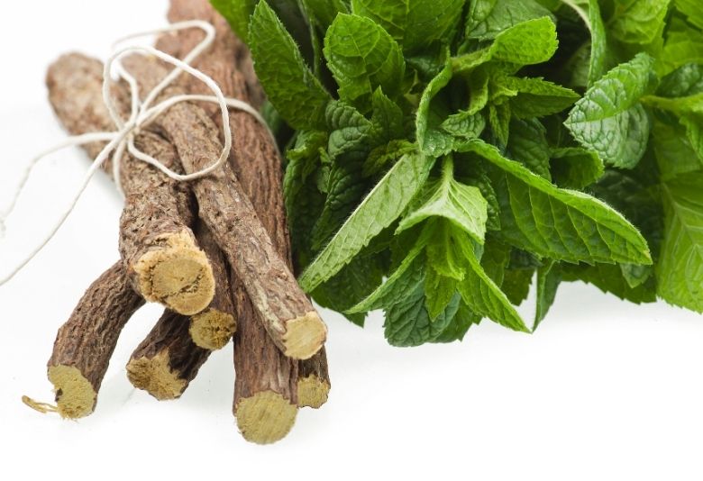 Du réglisse et de la menthe, deux plantes utilisées pour apaiser le stress et soutenir un poids santé, contribuant à la gestion du stress et à la prévention de la prise de poids.