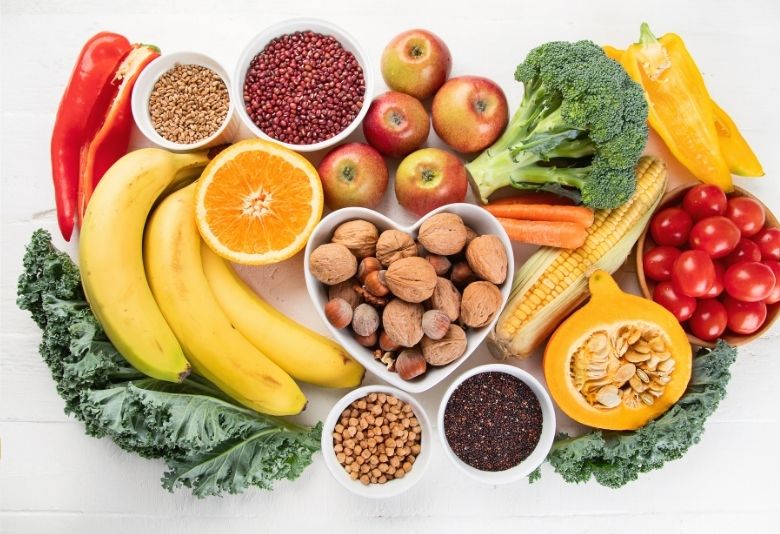 Un assortiment de fruits et légumes frais, essentiels pour une bonne digestion et une perte de poids efficace grâce à leurs nutriments et fibres.
