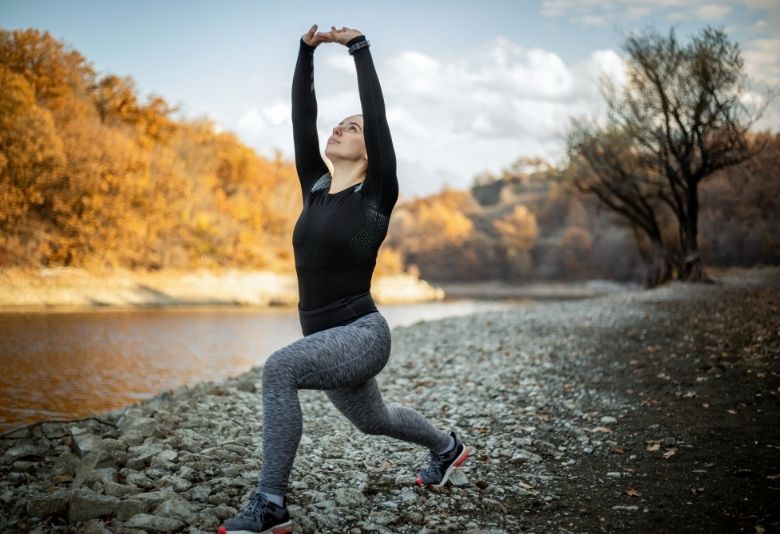 Une femme faisant du sport, illustrant l'importance de l'exercice physique quotidien pour perdre du poids de manière durable et équilibrée.