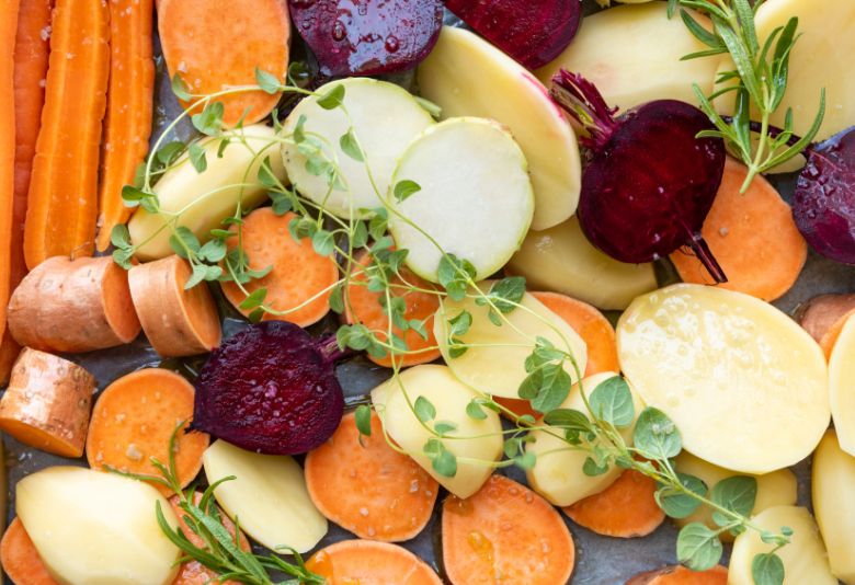 Une assiette contenant des aliments équilibrés, illustrant les choix alimentaires recommandés pendant les périodes de repas dans le cadre du jeûne intermittent.