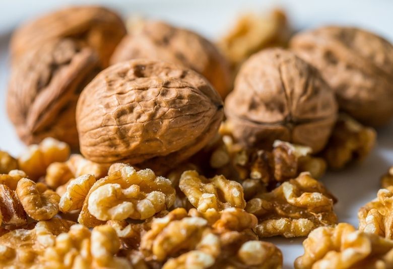 Un assortiment de noix, source de graisses saines, essentielles pour soutenir l'équilibre hormonal et favoriser la perte de poids à la ménopause.