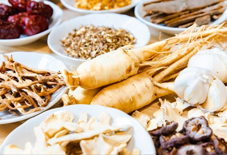 Du gingembre et de l'ail frais, deux aliments associés à la saveur piquante en médecine traditionnelle chinoise, favorisant la vitalité et la santé.