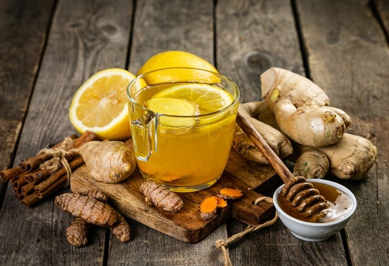 Tisane, cannelle et gingembre, ingrédients naturels connus pour leurs bienfaits digestifs et leur soutien dans un mode de vie sain.