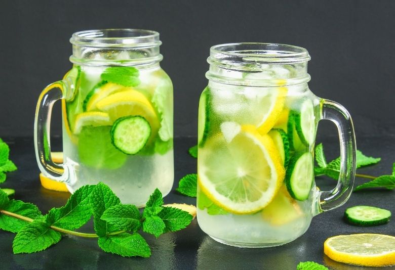 Verre d'eau avec des tranches de citron, symbolisant l'importance d'une hydratation saine pour soutenir la perte de poids selon la médecine traditionnelle chinoise.