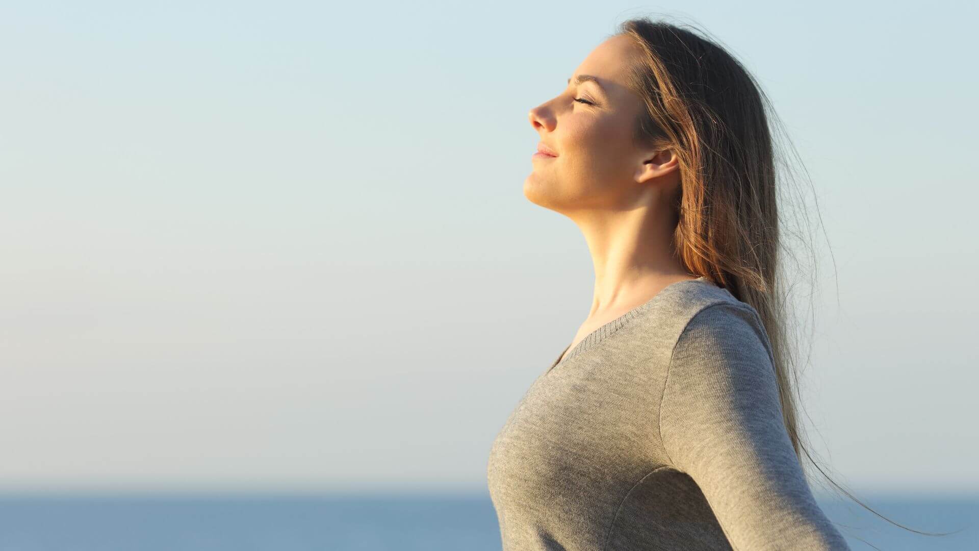 Femme pratiquant la respiration profonde, une technique de relaxation essentielle pour réduire le stress et favoriser la perte de poids.