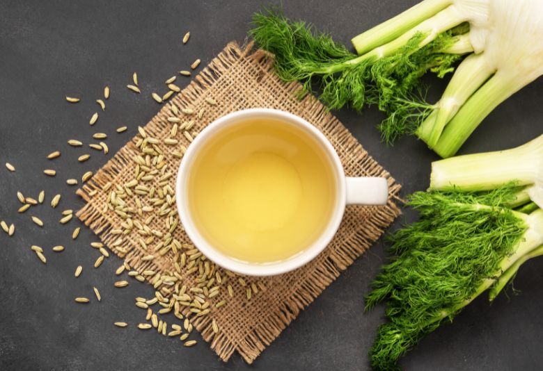 Tasse de thé au fenouil, une infusion digestive idéale pour favoriser l'équilibre après les repas festifs et éviter les excès.