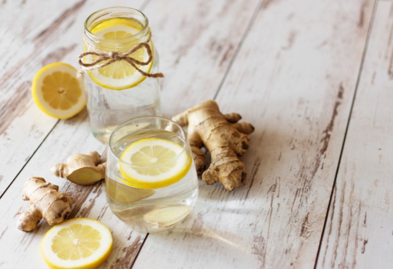 Tisane au gingembre, une boisson réchauffante et stimulante idéale pour la détoxification et l'amélioration de la digestion après les fêtes.