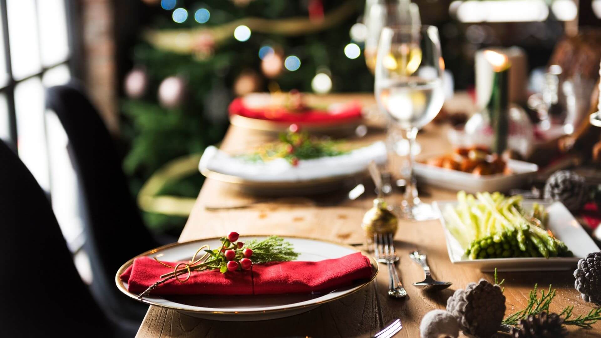 Table bien dressée pour les fêtes, créant une atmosphère festive et équilibrée pour profiter des repas sans excès.