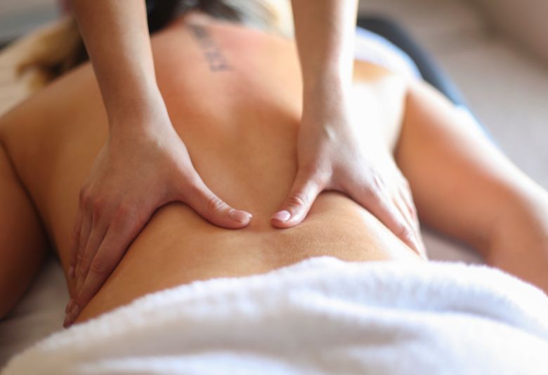 Femme recevant un massage, favorisant la détente et l'équilibre énergétique, essentiel pendant l'hiver selon la médecine chinoise.