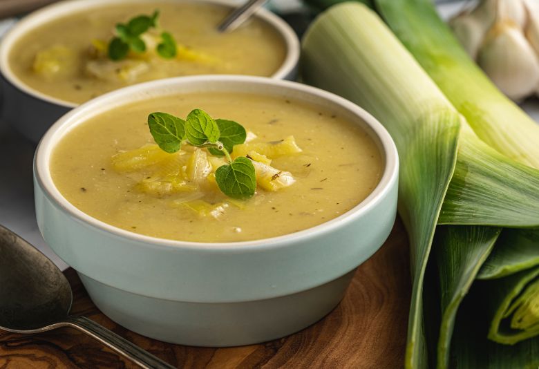 Soupe de poireaux, un plat réconfortant et nourrissant, idéal pour l'hiver selon la médecine chinoise pour renforcer l'énergie et l'équilibre.