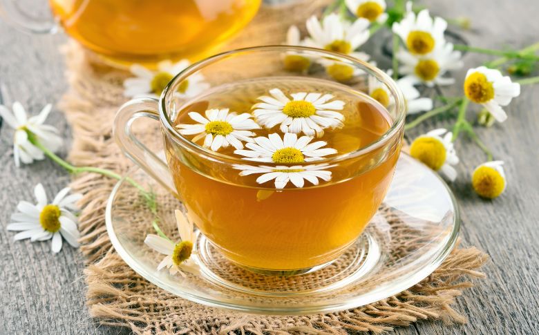 Tisane de camomille, idéale pour favoriser la relaxation et une bonne digestion le soir, contribuant ainsi à la perte de poids en évitant les grignotages.