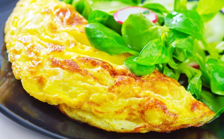 Omelette légère, un repas du soir riche en protéines, idéal pour favoriser la perte de poids tout en apportant les nutriments nécessaires à l'organisme.