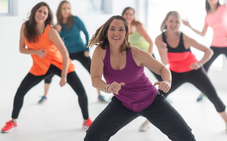 Femmes pratiquant du sport ensemble, illustrant l'importance de l'exercice physique dans un mode de vie sain, combiné à une alimentation équilibrée.