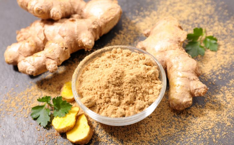 Gingembre frais, un ingrédient naturel utilisé pour stimuler la digestion et favoriser la perte de poids lorsqu'il est intégré à une alimentation équilibrée.