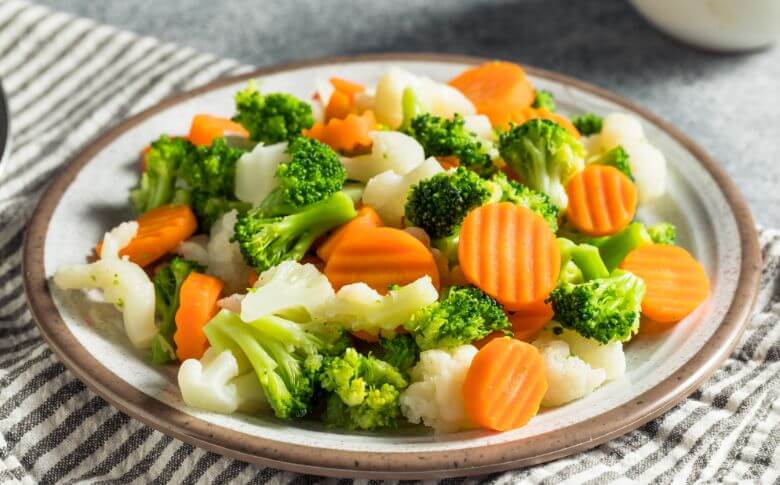 Repas sain avec des brocolis et des carottes, riches en fibres et nutriments essentiels pour favoriser la perte de poids et une alimentation équilibrée.