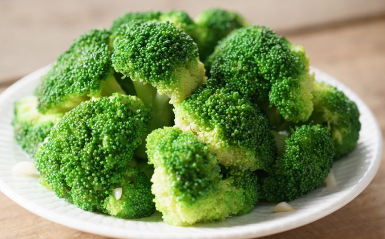 Brocoli, un légume riche en nutriments, idéal pour soutenir la perte de poids à la ménopause en apportant des fibres et des vitamines essentielles.